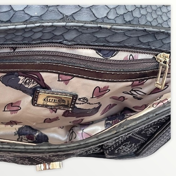 Guess Crossbody! - Picture 6 of 11